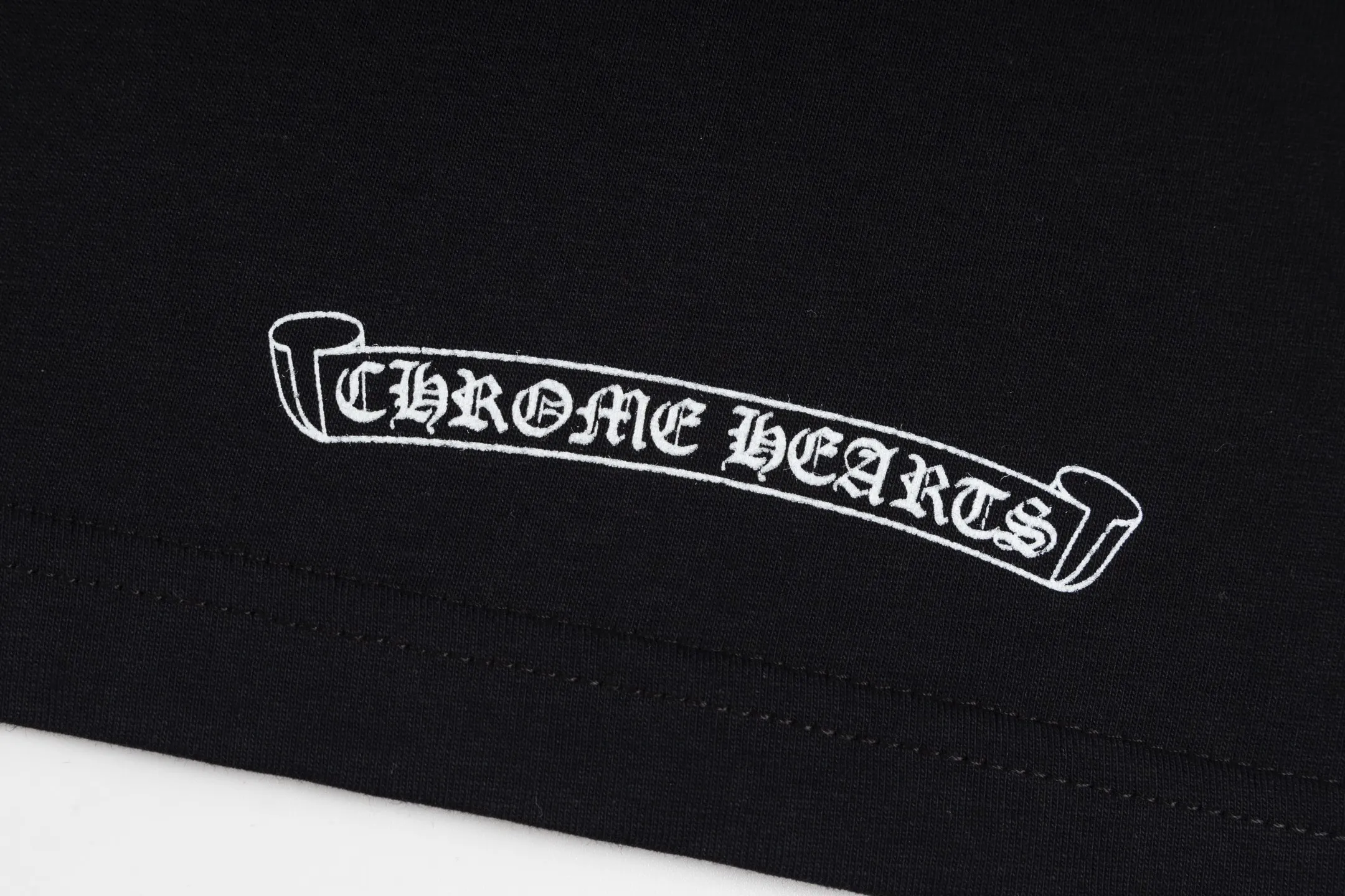 🅿️320 [Exclusive supply] CH Crow Heart Neck Sanskrit Long Sleeve (Black) The fabric is lightly brushed cotton 180g fabric. The upper body is super skin-friendly and soft. The original main label wash mark, silver thread anti-counterfeiting laser, purchased the original version to develop 1:1 restoration, glue printing is consistent with the original version. They are all black and cyan (green light), not the ordinary black fake version in the market. The collar thread is also dyed in the same vat. Size:S/M/L